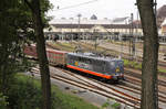 Hector Rail 162.005  Herzog  verlässt mit einem Güterzug den Darmstädter Hbf gen Süden.