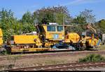 Blick auf eine Schotterplanier- und Profilierungsmaschine (Plasser & Theurer SSP 110 SW) der Hartung Bau, Ingenieur- Tief- und Straßenbau GmbH, die im Bahnhof Delitzsch unt Bf auf der Bahnstrecke