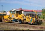 Blick auf eine Schotterplanier- und Profilierungsmaschine (Plasser & Theurer SSP 110 SW) der Hartung Bau, Ingenieur- Tief- und Straßenbau GmbH, die im Bahnhof Delitzsch unt Bf auf der Bahnstrecke Trebnitz–Leipzig (KBS 251) abgestellt ist. [5.5.2018 | 15:10 Uhr]
Eine NVR-Nummer habe ich leider nicht zu bieten, aber alternativ ein Link mit Details zu diesem Fahrzeug: http://www.hartung-bau.de/show.php?ID=4388&psid=f383in6fbqfo5ccfh2dpdsdno6.