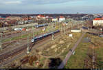 Ein 1442 (Bombardier Talent 2) verlässt Dessau Hbf auf Gleis 3.
Aufgenommen vom Räucherturm.

🧰 Elbe-Saale-Bahn (DB Regio Südost)
🚝 RE 16113 (RE13) Magdeburg Hbf–Leipzig Hbf
🚩 Bahnstrecke Trebnitz–Leipzig (KBS 251)
🕓 5.12.2020 | 12:11 Uhr