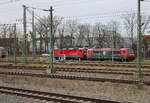 DB 146 021 rangiert die DB 143 909 am 16.02.2024 in Dessau Hbf an eine VVO-Doppelstockgarnitur der S-Bahn Dresden. Zuvor kamen beide Loks aus dem DB Werk Dessau.