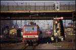 Gleich drei aus heutiger Sicht Besonderheiten auf einem Foto im Bahnhof Dessau am 18.3.1990:  Die moderne Reichsbahn E-Lok trägt noch die Erstbezeichnung 243930.