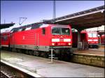 Zwei Schwestern am gleichen Bahnsteig in Dessau Hbf: 143 272 und 273 von und nach Magdeburg, 02.02.07.