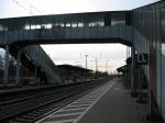 Bahnhof Diepholz: Blick Richtung Osnabrck am 28.12.2012.
Im Vordergrund die alte Fugngerbrcke zu den Bahnsteig-Gleisen 2/3. Seit 2011 gibt es auch einen Tunnelaufgang zu den Bahnsteigen mit Fahrstuhl bzw. Rampe.