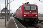 143 333-3 von DB Regio Nordost als RE 18440 (RE18 |  Striezelmarkt-Express ) von Berlin Südkreuz nach Dresden Hbf über Elsterwerda und Radebeul-Kötzschenbroda anlässlich des 583. Dresdner Striezelmarkts erreicht den Bahnhof Doberlug-Kirchhain auf Gleis 1. [16.12.2017 | 9:56 Uhr]