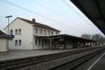 Das Bahnhofsgebude und der Bstg 1 in Donaueschingen, 18.04.10