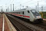 IC1927 nach Aachen Hauptbahnhof macht sich am 18.8.2017 im Dortmunder Hauptbahnhof auf den Weg. Zuglok war 120 132-6.