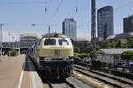 Wegen Bauarbeiten zwischen Dortmund-Hoerde und Holzwickede verkehrt die RB 59 momentan ab Schwerte. Als Zubringer pendelte am 30.05.2020 die Westfrankenbahn-Conny (vulgo 218 460-4) mit einer Wendezuggarnitur der Centralbahn im Stundentakt zwischen Dortmund Hauptbahnhof und Schwerte. Diese Regelung gilt übrigens auch für die kommenden 3 Samstage. Am 30.05.2020 wartet sie mit dem DPN 31111 im Dortmunder Hauptbahnhof auf Fahrgäste.