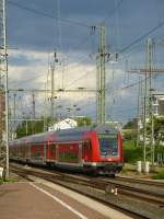 Der RE1 nach Hamm(Westfalen) fhrt hier aus dem Dortmunder Hbf aus, 19.08.2013.