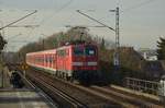 Mit einer Reihe X-Wagen ist die 111 150-9 bei der Ausfahrt aus Dortmund-Oespel.
Dennis Fiedler ist hier hockend am Bahnsteigende zu sehen, wie er den Zug im Nachschuß macht. Die Züge übernehmen zwischen Bochum Hbf und Dortmund Hbf die Leistungen der 422, die Tunnelverbot haben bis der Brandschutz in den Zügen gewährleistet ist. 28.1.2017