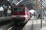 03 1010 mit verschiedenen Reisezugwagen der ehemaligen Deutschen Reichsbahn (DR) und 243 005-6 am Zugende als DPE von Erfurt Hbf über Leipzig Hbf nach Dresden Hbf (Weihnachtssonderfahrt zum Dresdner Striezelmarkt), organisiert von der Traditionsgemeinschaft BW Halle P e.V., steht im Endbahnhof Dresden Hbf. [17.12.2016]