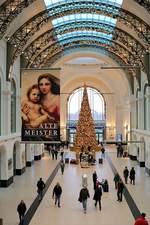 Blick auf die weihnachtlich geschmückte Bahnhofshalle mit Baum in Dresden Hbf.