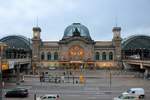 Blick auf das Empfangsgebäude des Dresdner Hbf an der B 170.