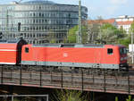 112 187 zieht einen S-Bahn-Zug in Richtung Dresden-Hauptbahnhof.