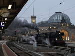 Stark rußende 03 2155 hinter 35 1097 am Sonderzug DPE 95951 Cottbus - Praha-Smichov; Dresden Hbf. 15.12.2018
