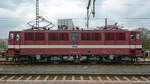 Die Elektrolokomotive 211 030-2 war am Dresdener Hauptbahnhof abgestellt. (April 2017)