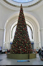 Passend zur Adventszeit wurde das Empfangsgebäude von Dresden Hbf wieder weihnachtlich geschmückt, wie diese Tannenbaum-Nachbildung zeigt.
[8.12.2018 | 11:36 Uhr]