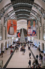Passend zur Adventszeit wurde das Empfangsgebäude von Dresden Hbf wieder weihnachtlich geschmückt, wie dieses Foto vom Treppenaufgang zur DB Lounge zeigt.
[8.12.2018 | 17:06 Uhr]
