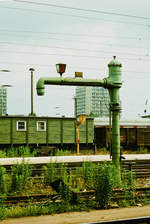 Am 16. Juni 1986 stand auf dem Dresdner Hauptbahnhof noch dieser Wasserkran und auch der damals in den Hintergrund geratene Bahndienstwagen ist heute  historisch wertvoll . 