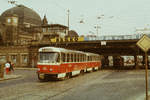 25. August 1984, Dresden: Ein TATRA-Zwei-Wagen-Zug der Linie 3 mit Tw 222 403 am Hauptbahnhof. Schön, dass ich die Tatra's noch fotografiert habe,  bevor es zu spät  war. 