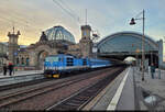 Vor der stattlichen Empfangshalle des Dresdner Hauptbahnhofs ließ sich 371 003-5 auf Gleis 12 von so manchem Schaulustigen beobachten, bevor sie in ihr Heimatland aufbrach.

🧰 ČD | DB Regio Südost
🚝 RE 5277 (RE20) Dresden Hbf–Ústí nad Labem hl.n. (CZ)
🕓 16.12.2023 | 15:41 Uhr