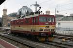 371 005 mit den Spitznamen  Pepin  wartet in Dresden(Hbf.)auf einen EC aus Hamburg den sie weiter durch Tschechien zieht.25.04.2011.