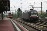 MRCE Dispolok ES64 U2-036 rangiert von dem EC aus Hamburg weg,whrend 371 005 darauf wartet den Zug fr die Weiterfahrt zu bernehmen.Dresden(Hbf.)25.04.2011