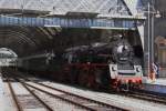 Der Sonderzug des Lausitzer Dampflokclubs (LDC) bespannt mit der vereinseigenen Maschine 23 1019 am Morgen des 23.06.2012 auf Gleis 3 in Dresden Hbf.