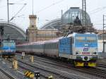 371 201 bei der Ausfahrt mit ihrem EC Richtung Budapest.
Im Hintergrund 371 001 im Dresdner Hbf am 5.1.13