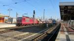 die altrote 180 011-9 kommt mit einem Autozug mal ausnahmsweise nicht außenherum in Dresden Hbf gefahren, sondern fährt am Bahnsteig 3 durch die Bahnhofshalle (1.11.2014)