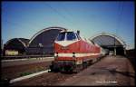 119091 wartet vor dem P nach Decin am 4.5.1990 im damals desolaten Hauptbahnhof von Dresden auf die Abfahrt.