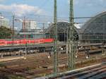 28.09.2006; Hauptbahnhof Dresden; der Umbau ist in vollem Gange; von meinem Bro kann ich tglich die Fortschritte sehen; hier die Nordhalle und die noch nicht modernisierten Kopfbahnsteige; die S1 aus Triebischtal fhrt gerade ein