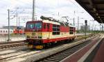 371 005-0 der CD steht im Dresdener-Hbf. Aufgenommen vom Bahnsteig 2 von Dresden-Hbf. 
Bei Sommerwetter am Mittag vom 25.7.2015.