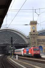 101 006-5 verlässt am 04.11.2015 mit dem Leerpark des IC 2445 den Dresdner Hbf. Die Turmuhr verrät die Verspätung von 30 Minuten.