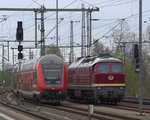 132 293-3 braucht sich nicht hinter dem Doppelstock-Steuerwagen zu verstecken.
17.04.2016 12:59 Uhr.