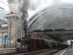 Die stark rußende 50 3648 mit Sonderzug nach Tschechien; Dresden Hbf.