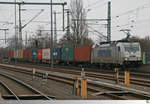 Metrans / Hamburger Hafen und Logistik AG (HHLA)386 010-3 durchfährt am 19. Februar 2017 mit einem Containerzug den Dresdener Hauptbahnhof.