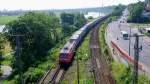 145 052-7 mit einem Containerzug kurz vor dem Haltepunkt Dresden-Kemnitz, 30.6.12 