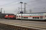 265 021-6 schleppt hier einen Doppelstock IC durch den Bahnhof Dresden Neustadt.
