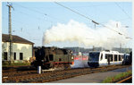 Lok Emil Mayrisch 2 begegnet am 3.10.1996 im Bahnhof Düren einem modernen Regiosprinter der DKB.