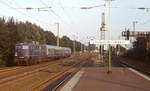 Mit einem nur aus zwei Silberlingen bestehenden Eilzug durchfährt 110 278-9 Mitte der 1980er Jahre den S-Bahn-Haltepunkt Düsseldorf-Oberbilk. Die Lok ist heute immer noch - wieder blau lackiert - für die Centralbahn im Einsatz.