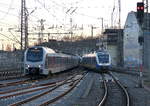 Zwei Züge fahren in Düsseldorf-Hbf ein.