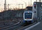 NWB VT 648 429 mit Weihnachtsfahrt und fährt in den Düsseldorfer-Hbf ein.