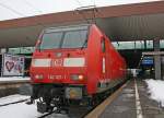 146 021-1 steht mit dem RE6 von Minden bei der Ankunft in Dsseldorf Hbf, 28.12.10