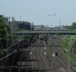 Transportmglichkeiten: Flugzeug, Brieftaube und Regionalverkehrszug ber und im Bahnhofsvorfeld von Dsseldorf Unterrath. (08.05.2011)