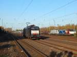 Da staunt der Velaro nicht schlecht was hier so los ist. Hier warteten auch einige Fotografen die die PCW7 mit den beiden Velaros abwarteten. Hier kommt gerade 189 113 von MRCE durch Düsseldorf Rath gefahren.

Düsseldorf 08.11.2014