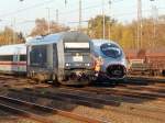 Da staunte der Velaro nicht schlecht was so ne Diesellok alles drauf hat. Hier steuert ein Lokführer vermutlich vom Prüfcenter die PCW7 durch Düsseldorf Rath und koppelt gleich den Velaro an. Zuvor kam die PCW7 mit einem Velaro aus dem Abstellbahnhof Eller Süd und kam danach von Rath mit einem Velaro als Messfahrt durch den Düsseldorfer HBF. An diesen Tag hatte sie viel zu tun.

Düsseldorf 08.11.2014