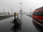 Blick auf den Bahnsteig Gleis 6/7 während eines Regenschauers im Düsseldorfer Hbf.