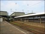 Blick auf die Halle und Bahnsteige von Duisburg Hbf.