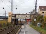 Dieses Bild dürfte bald historisch sein, denn das Bahnhofsgebäude Wedau wird abgerissen. Der alte Reiterbahnhof war einst ein großer Bahnhof unnd der Name Wedau unter den Eisenbahnern ein bekannter Name. Heute ist der Glanz in Wedau verblast und der Bahnhof ist nur noch ein Haltepunkt des RB37. 

Duisburg Wedau 14.11.2015